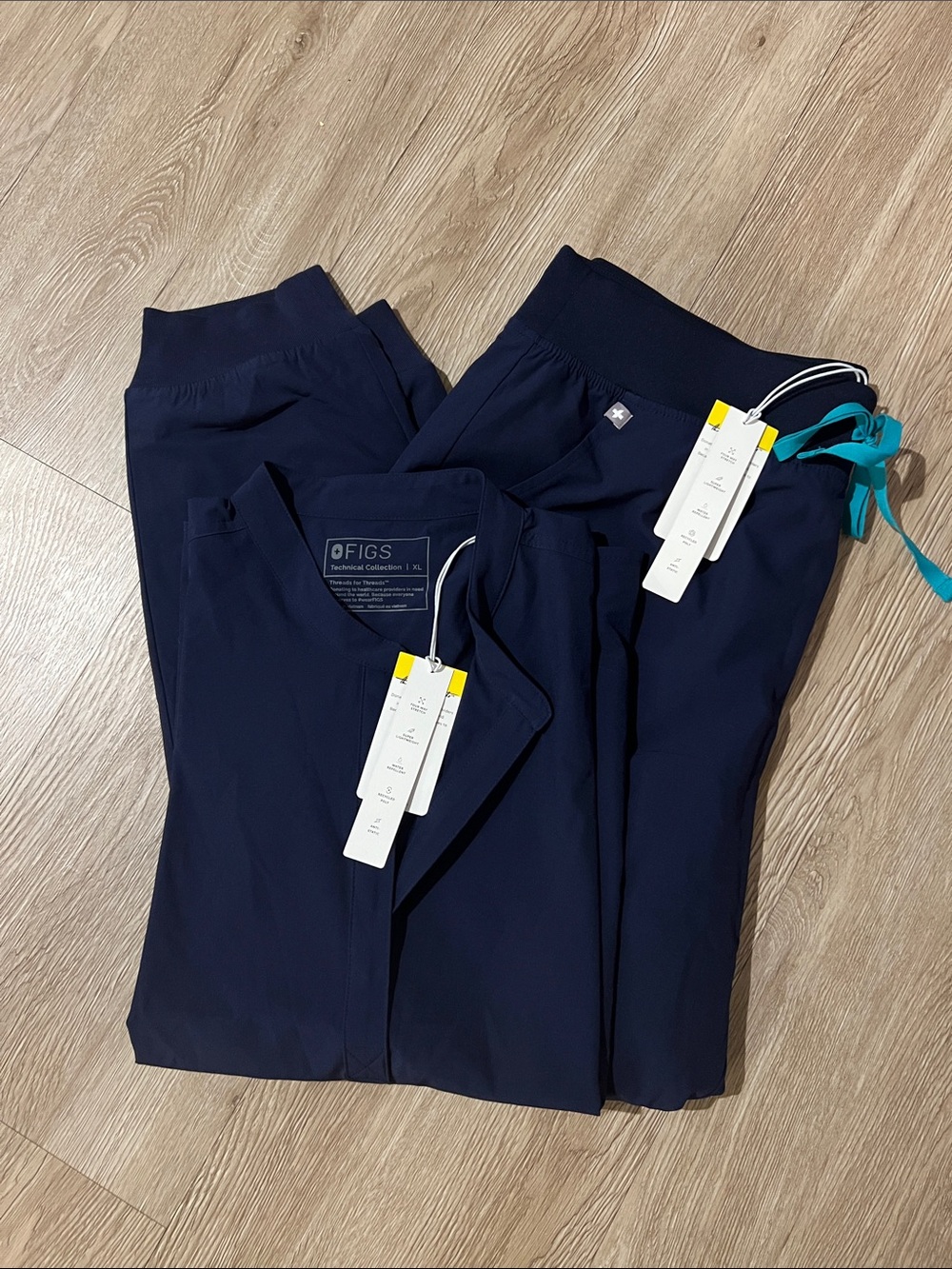 FIGS Navy FreeX Women's Rafaela top & Joggers